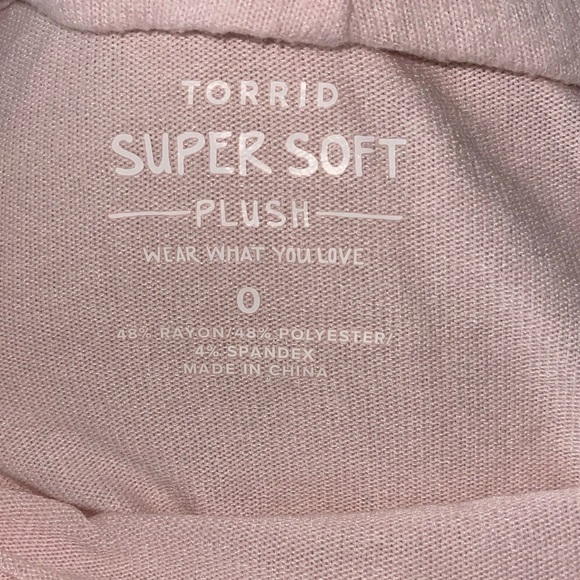 Torrid super soft light pink plush pocket cowl neck shirt Never worn Size 0 - Picture 3 of 5